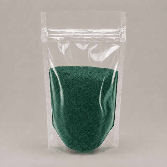 Dunkelgrünes Pulver in durchsichtiger Plastik Verpackung