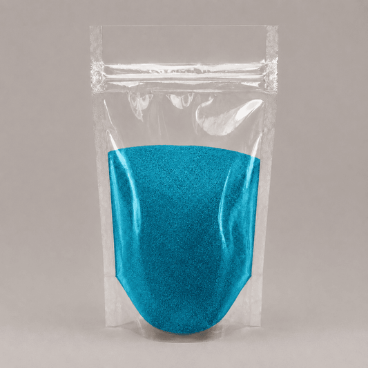 Tiefblaues Pulver in durchsichtiger Plastik Verpackung