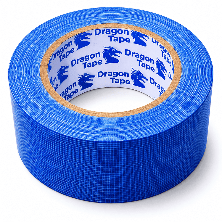 Blaue Klebeband Rolle auf weißem Hintergrund