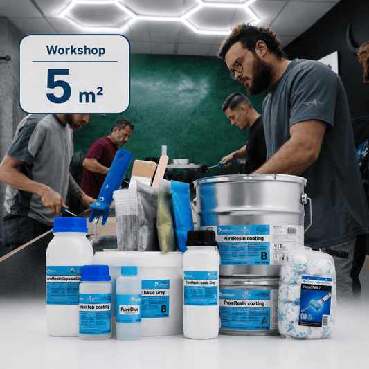 Komplettset für 5 m² mit Epoxidharz, Pigmenten, Werkzeug und Zubehör. Im Hintergrund ist ein moderner Showroom mit Workshop Teilnehmern zu sehen.