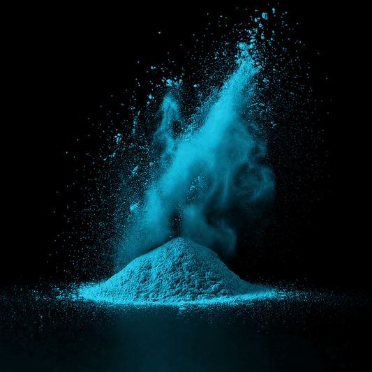 Tiefblaues Pulver auf schwarzem Hintergrund