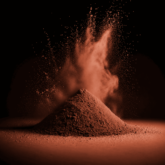 Kaffeebraunes Pulver auf schwarzem Hintergrund