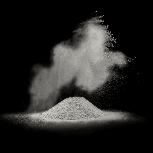Seidenweißes Pulver auf schwarzem Hintergrund