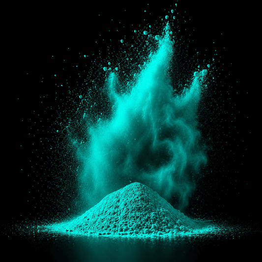 Türkises Pulver auf schwarzem Hintergrund