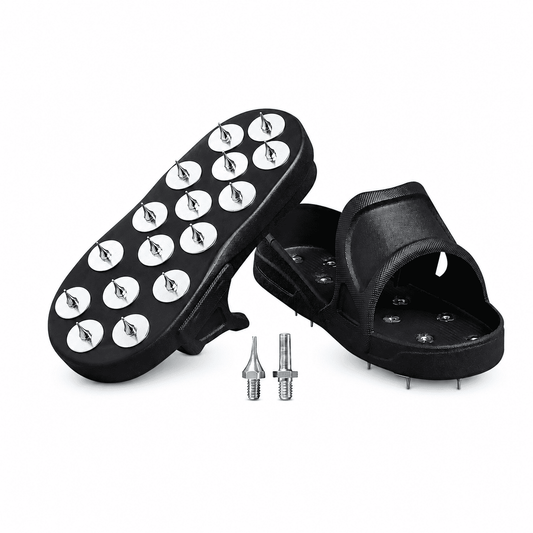 Zwei Schwarze Nagelschuhe mit Metall Stacheln an der Sohle auf weißem Hintergrund
