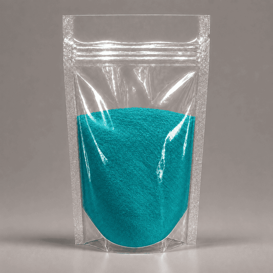 Türkises Pulver in durchsichtiger Plastik Verpackung