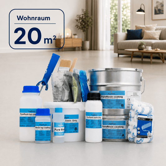 Komplettset für einen 20 m² Wohnraum mit Epoxidharz, Pigmenten, Werkzeug und Zubehör. Im Hintergrund ist ein moderner Wohnraum mit Epoxidharzboden zu sehen.