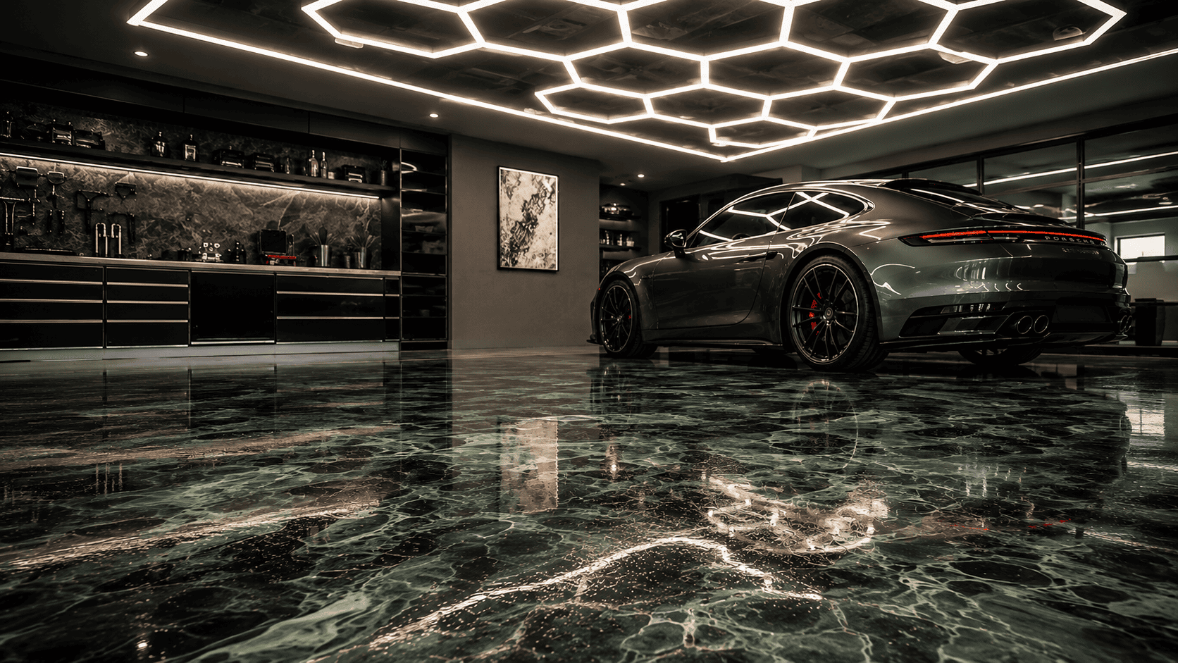 Luxuriöse Garage mit glänzendem grün-schwarz marmoriertem Epoxidharzboden, Sportwagen und moderner Hexagon-Beleuchtung