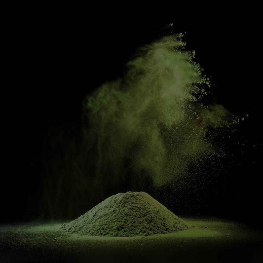 Olivgrünes Pulver auf schwarzem Hintergrund