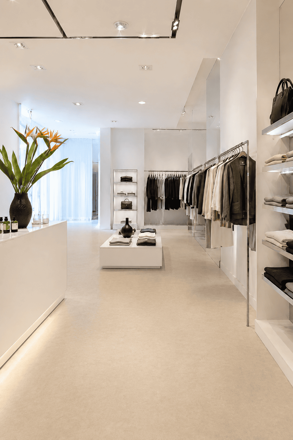 Modeboutique mit schlichtem beigem Vinylboden vor der Umgestaltung zu einem fugenlosen PU-Designboden.