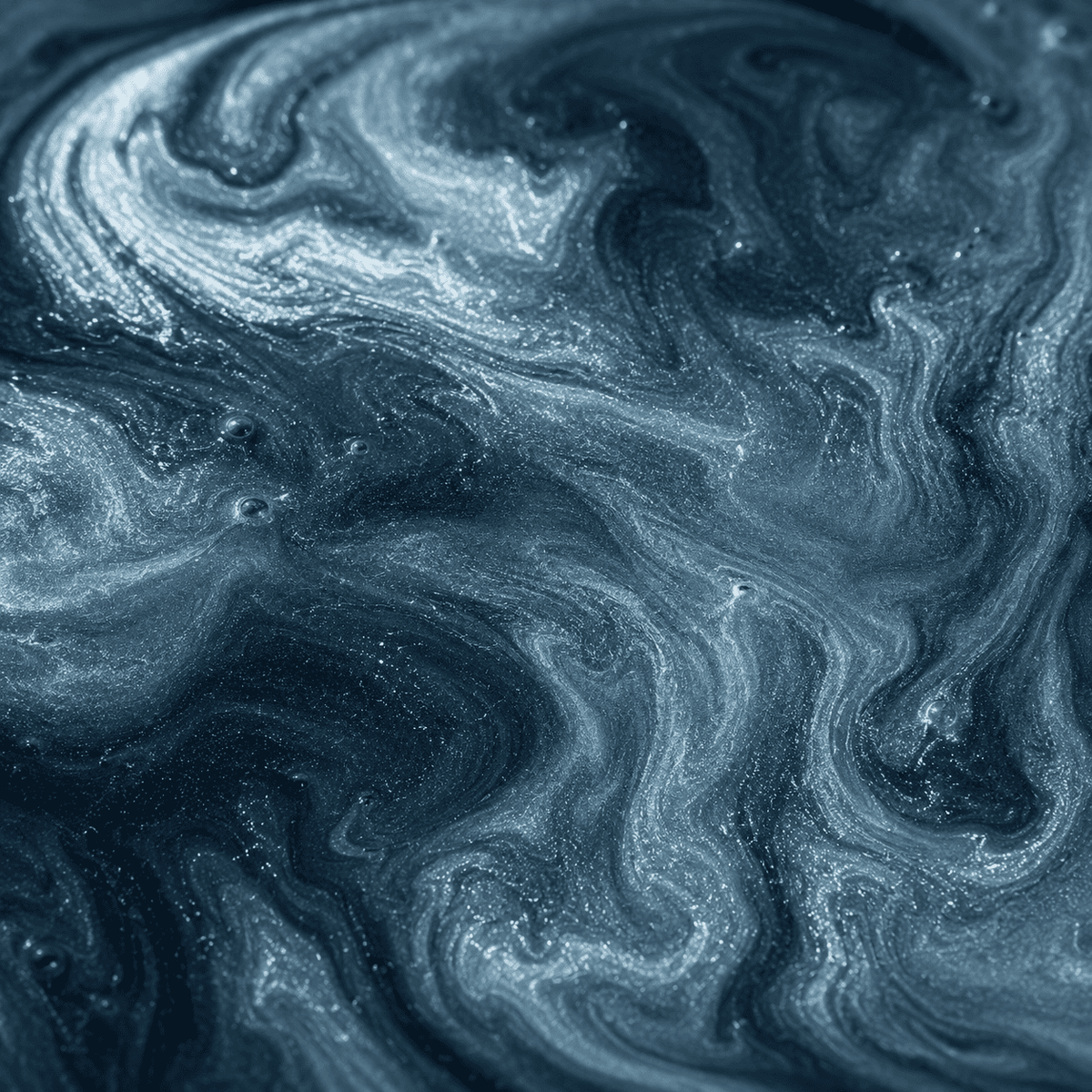Cambridge-blaues Metallic-Epoxidharz mit eleganter Marmorstruktur, feinem Perleffekt, schimmerndem Metallglanz und faszinierender Tiefenwirkung.