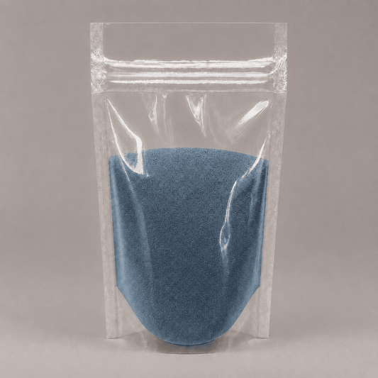 Grau blaues Pulver in durchsichtiger Plastik Verpackung