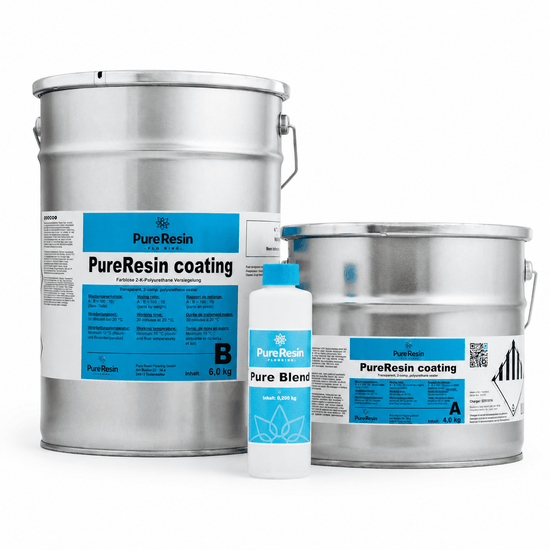 Großes Gebinde silber blauer Coating Eimer mit Additiv Flasche auf weißem Hintergrund