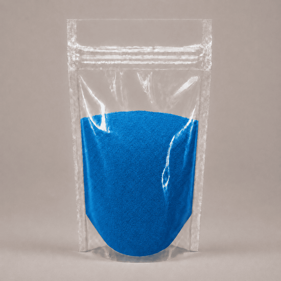 Kobaltblaues Pulver in durchsichtiger Plastik Verpackung
