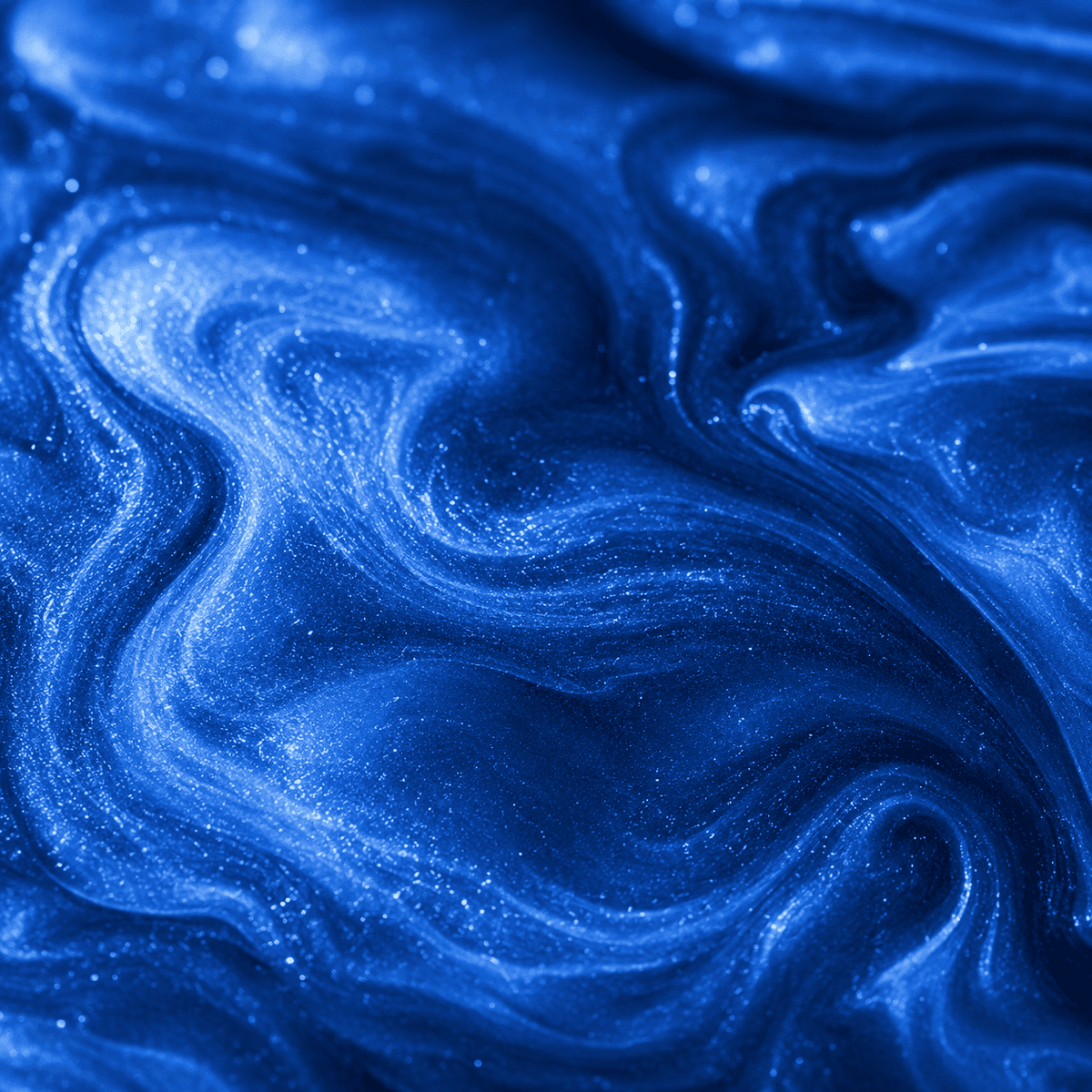Blaues Metallic-Epoxidharz mit intensiv schimmernder Marmorstruktur und ausgeprägtem Tiefeneffekt