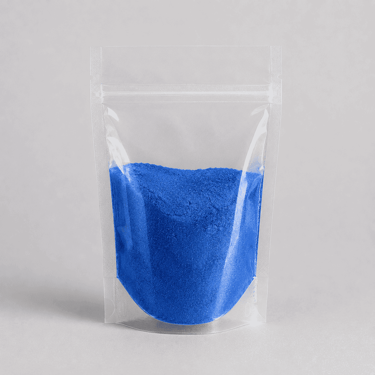 Blaues Pulver in durchsichtiger Plastik Verpackung