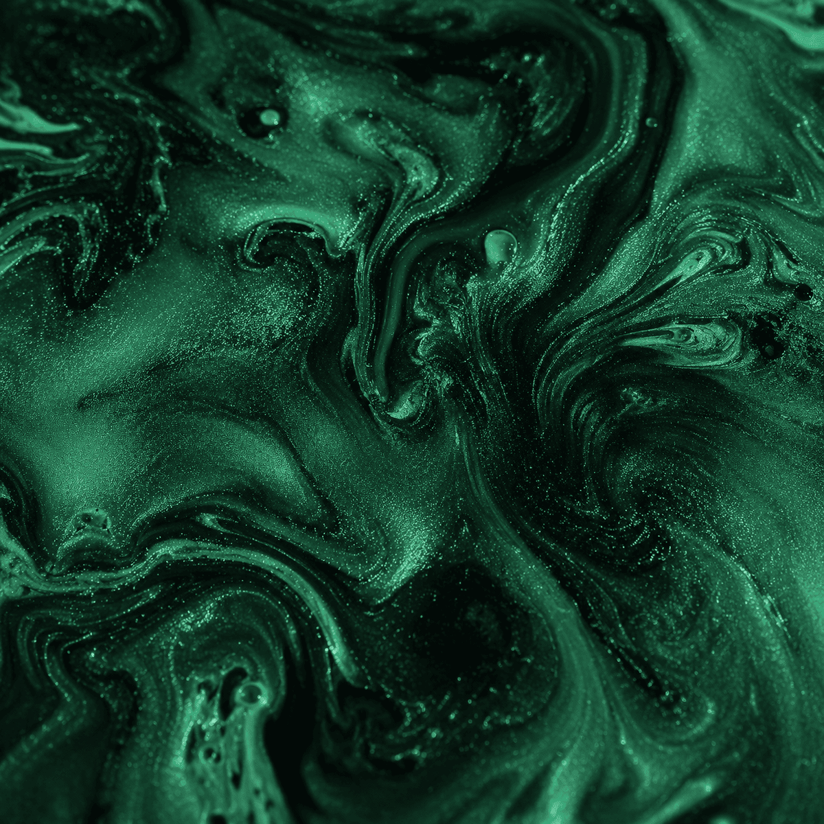 Nahaufnahme von Deep Green UV Metallic-Epoxidharz mit luxuriöser Marmorstruktur, intensivem Perleffekt, brillantem Schimmer und faszinierender Tiefenwirkung.