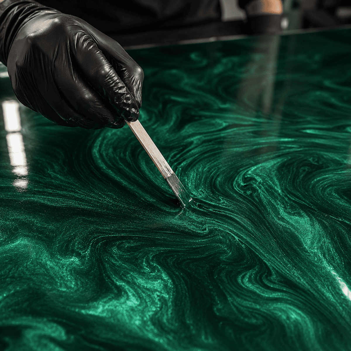 Deep Green UV Metallic-Epoxidharz wird mit einem Holzspatel zu einer luxuriösen Marmorstruktur mit intensivem Perleffekt, brillantem Schimmer und faszinierender Tiefenwirkung gestaltet.