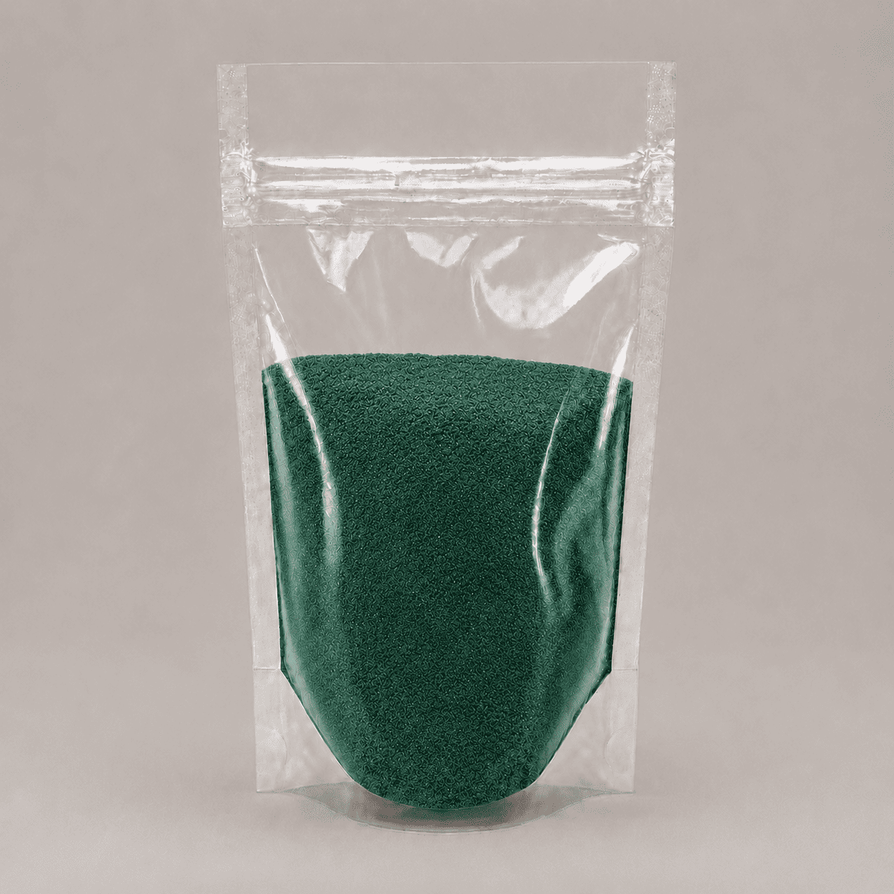 Dunkelgrünes Pulver in durchsichtiger Plastik Verpackung