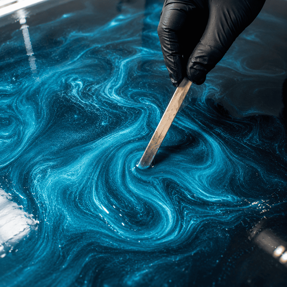 Deep-Ocean-UV Metallic-Epoxidharz wird mit einem Holzspatel zu einer luxuriösen Marmorstruktur mit intensivem Perleffekt, brillantem Schimmer und faszinierender Tiefenwirkung gestaltet.