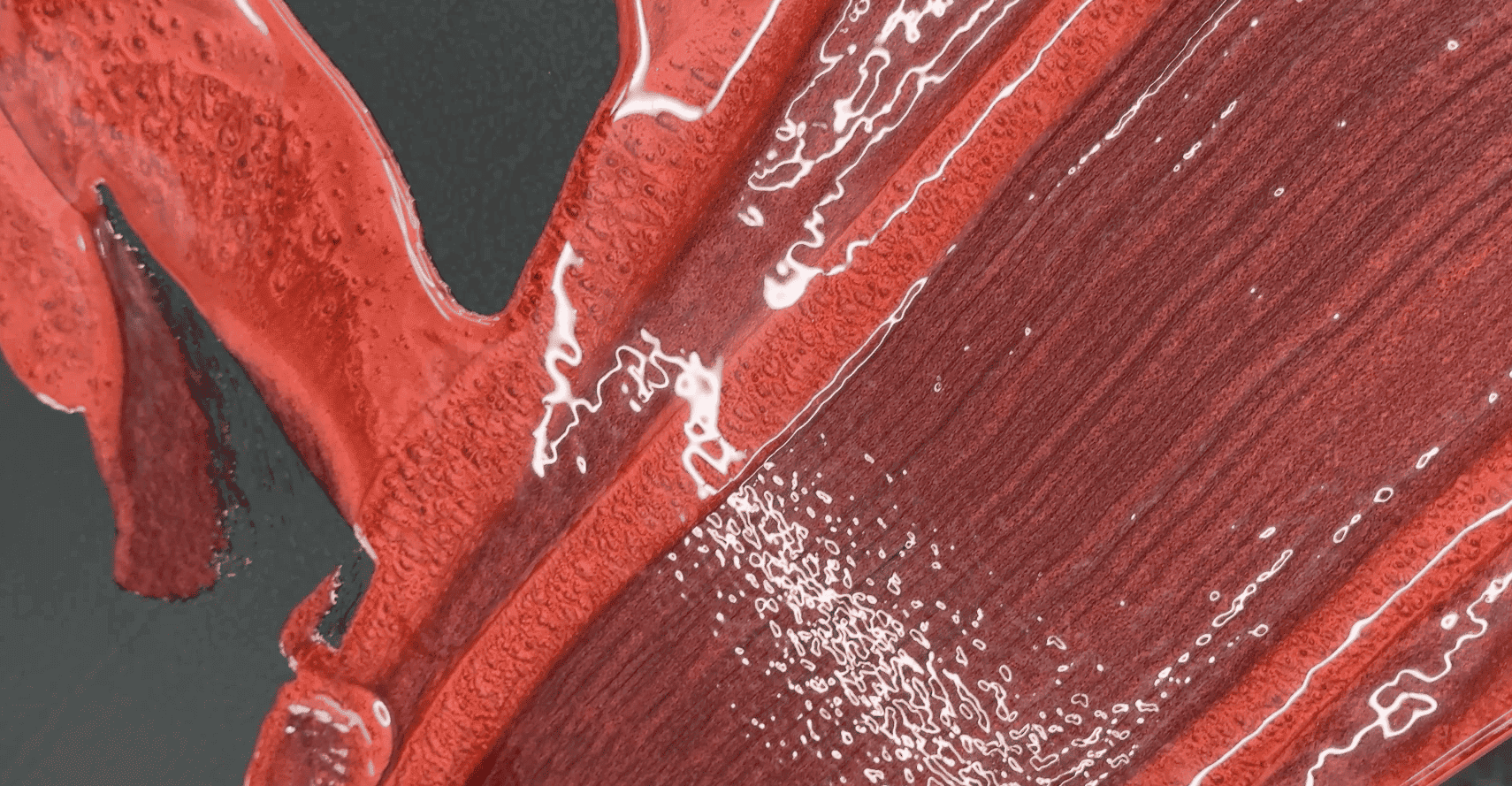 Rotes Metallic-Epoxidharz wird beim Gießen verarbeitet und erzeugt glänzende Farbverläufe mit intensiver Tiefenwirkung.
