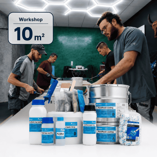 Komplettset für 10 m² mit Epoxidharz, Pigmenten, Werkzeug und Zubehör. Im Hintergrund ist ein moderner Showroom mit Workshop Teilnehmern zu sehen.