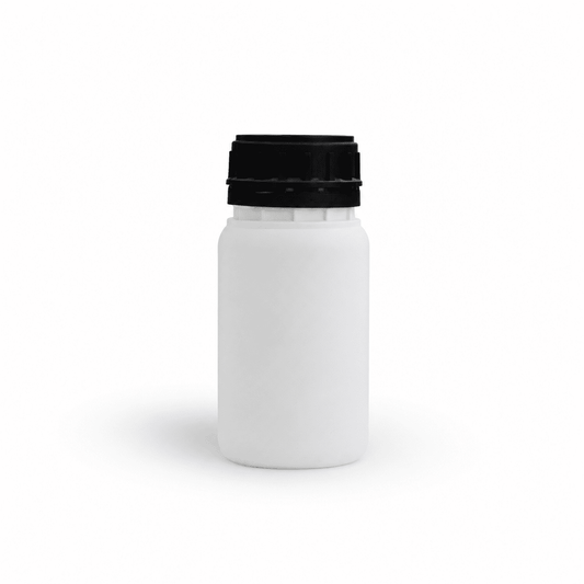 Kleine Kunststoff-Flasche auf weißem Hintergrund