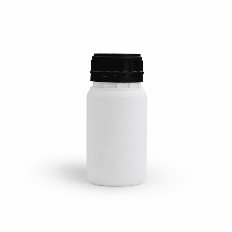 Kleine Kunststoff-Flasche auf weißem Hintergrund