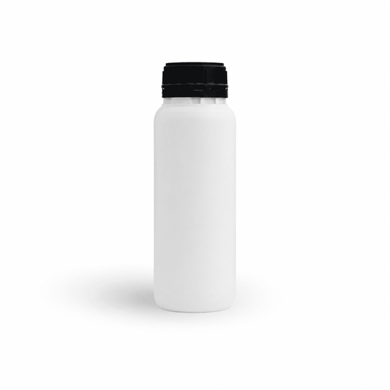 Mittelgroße Kunststoff-Flasche auf weißem Hintergrund