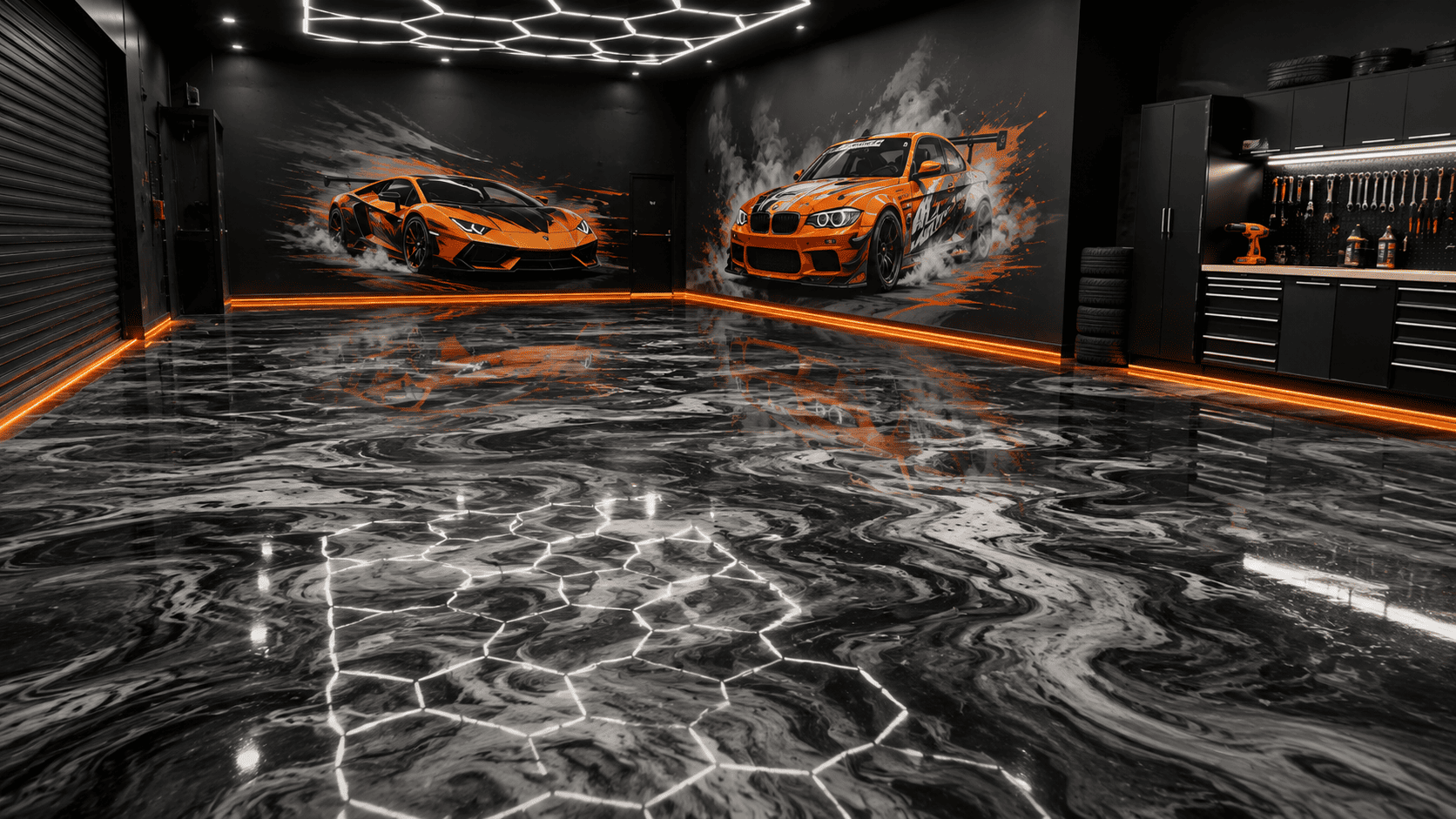 Garage mit glänzendem Epoxidharz-Designboden in Schwarz-Weiß-Marmoroptik, orangenen Akzenten und modernem Showroom-Look