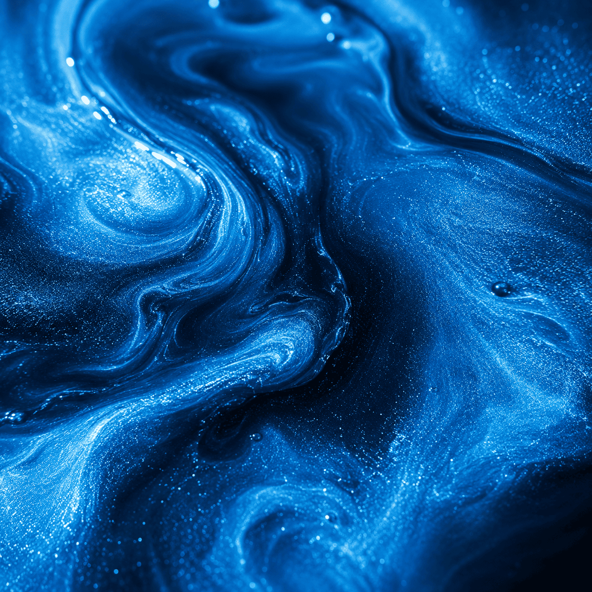 Blaues Metallic-Epoxidharz mit glänzender Tiefenstruktur