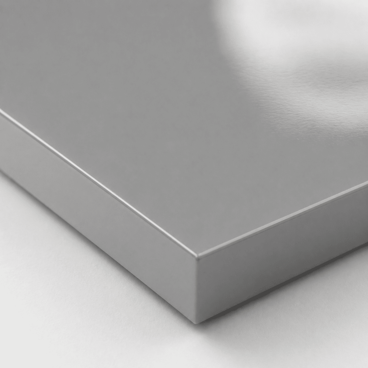 Detailansicht einer gleichmäßig ausgehärteten grauen Epoxidharz-Grundierung mit glatter, geschlossener Oberfläche und sauberer Kantenbeschichtung – die ideale Haftbasis für nachfolgende Epoxidharz- und Metallic-Bodensysteme.