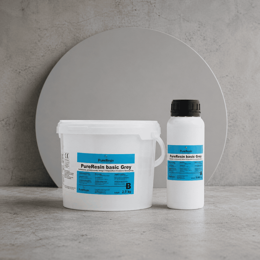 Ein weiß, blauer und eine weiß, blaue Plastikflasche der Epoxidharz Grundierung stehen nebeneinander auf Beton mit einem grauen Kreis im Hintergrund