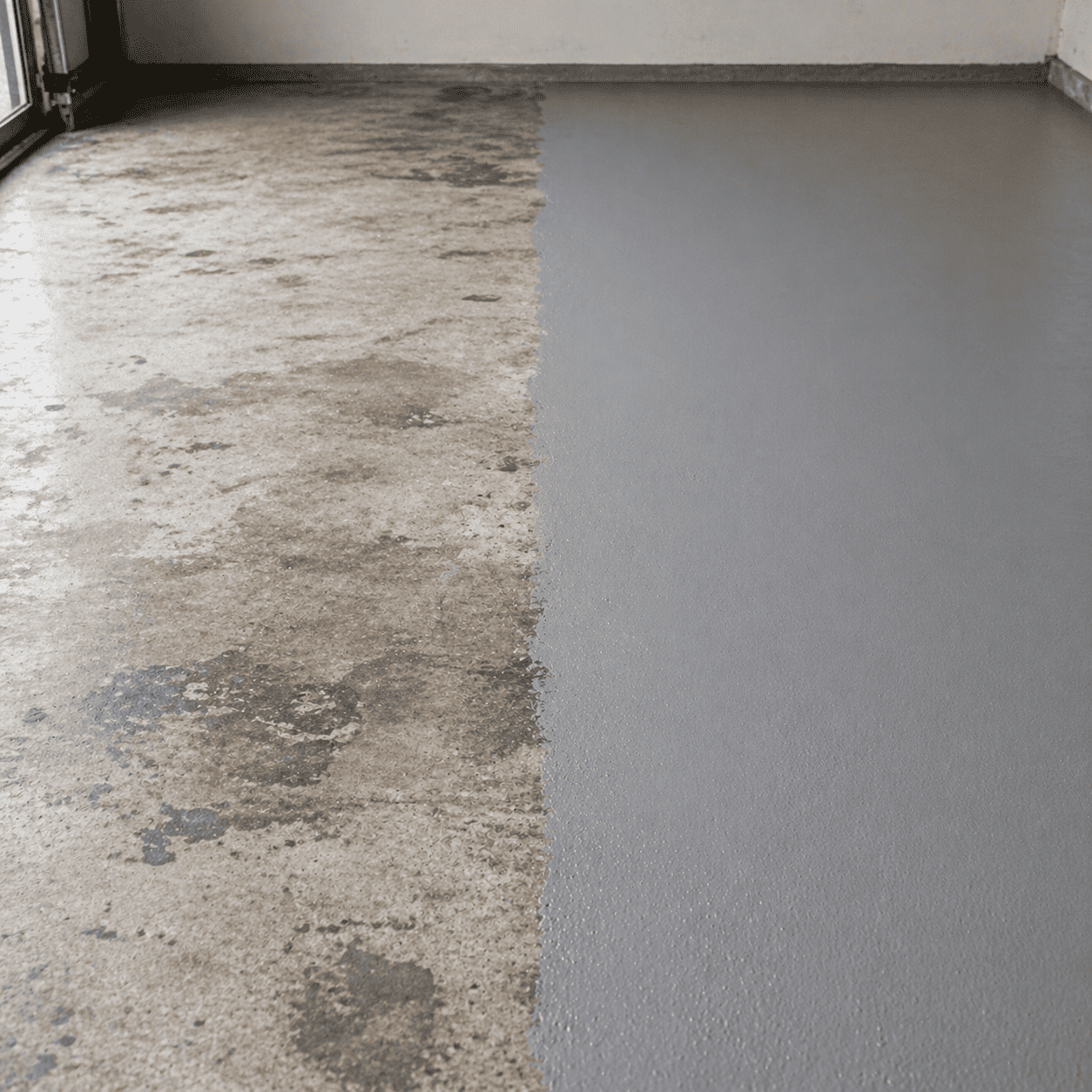 Split View von einem Raum. Links ist grauer Beton Boden und rechts ist der Boden grau grundiert