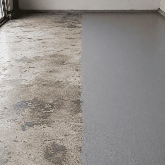 Split View von einem Raum. Links ist grauer Beton Boden und rechts ist der Boden grau grundiert