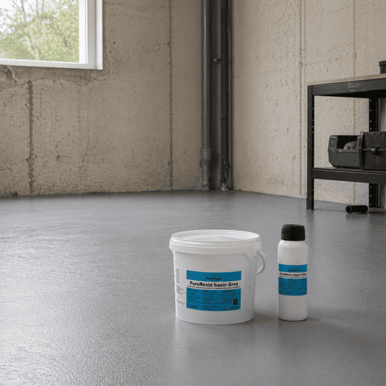 Ein weiß, blauer und eine weiß, blaue Plastikflasche der Epoxidharz Grundierung stehen nebeneinander in einem grauen modernen Raum
