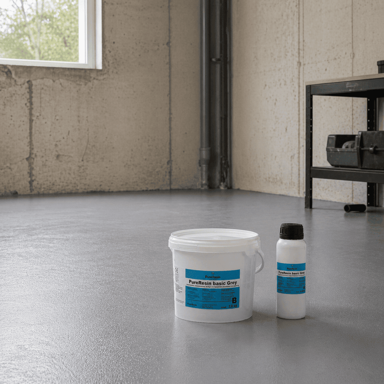 Ein weiß, blauer und eine weiß, blaue Plastikflasche der Epoxidharz Grundierung stehen nebeneinander in einem grauen modernen Raum