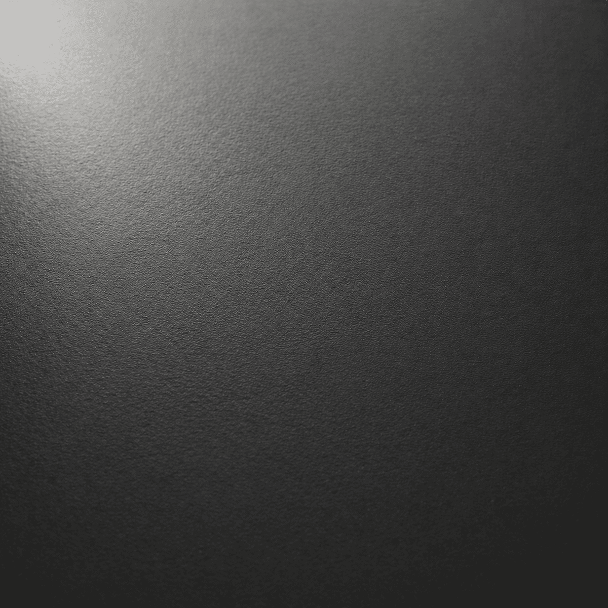 Nahaufnahme einer gleichmäßig aufgetragenen schwarzen Epoxidharz-Grundierung mit fein strukturierter, matter Oberfläche – die optimale Haftbasis für einen langlebigen Metallic-Epoxidharz-Boden.