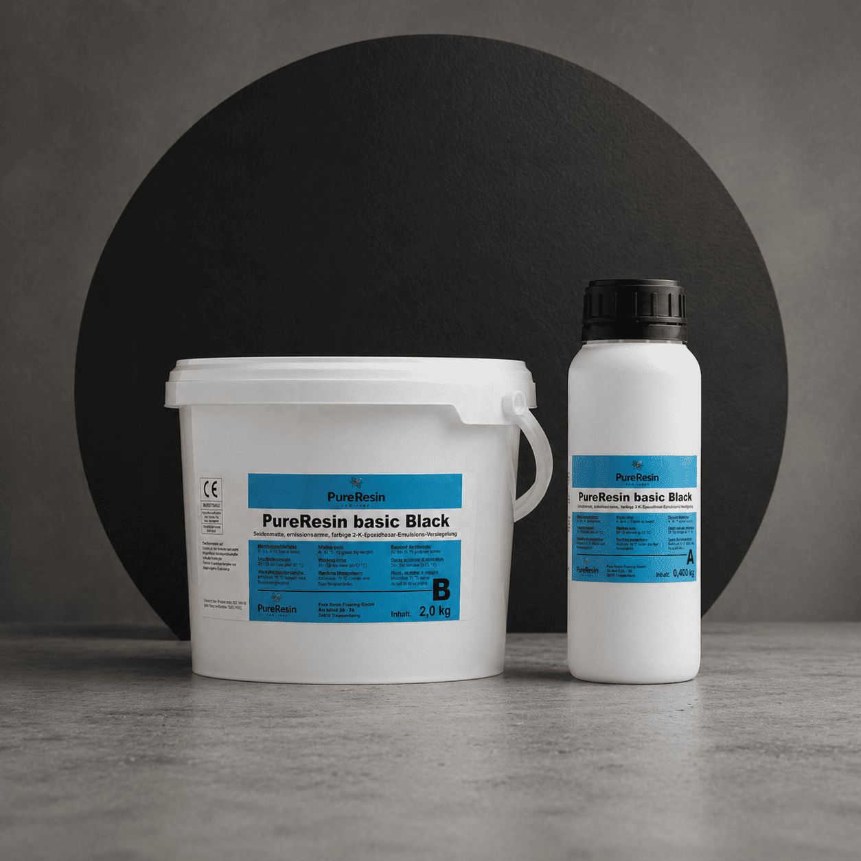 Ein weiß, blauer und eine weiß, blaue Plastikflasche der Epoxidharz Grundierung stehen nebeneinander auf Beton mit einem schwarzen Kreis im Hintergrund