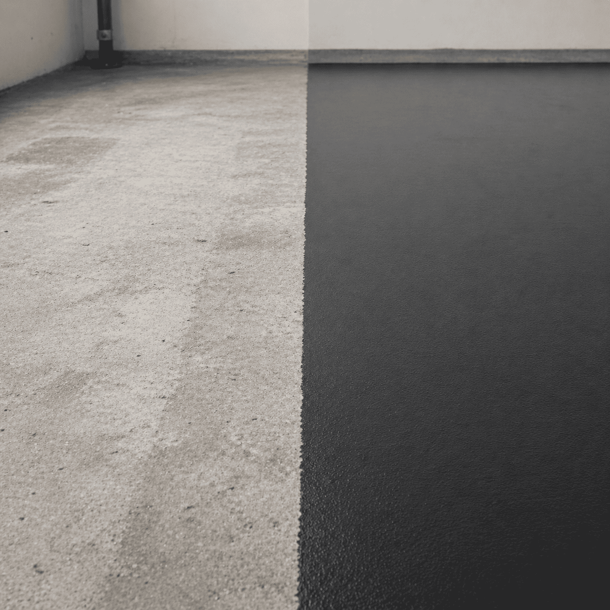Vorher-Nachher-Vergleich: links der unbehandelte, poröse Betonuntergrund, rechts die gleichmäßig aufgetragene schwarze Epoxidharz-Grundierung als geschlossene, haftstarke Basis für den anschließenden Metallic-Epoxidharz-Boden.