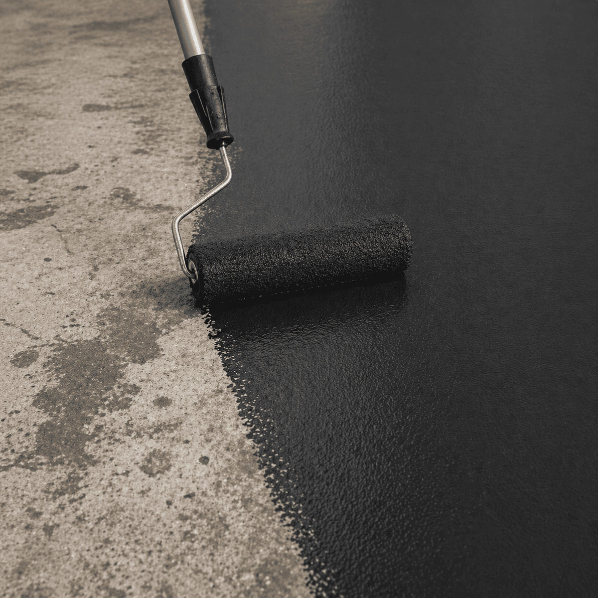 Schwarze Epoxidharz-Grundierung wird mit einer Farbrolle gleichmäßig auf den vorbereiteten Betonboden aufgetragen und bildet eine geschlossene, haftstarke Basis für den anschließenden Metallic-Epoxidharz-Boden.