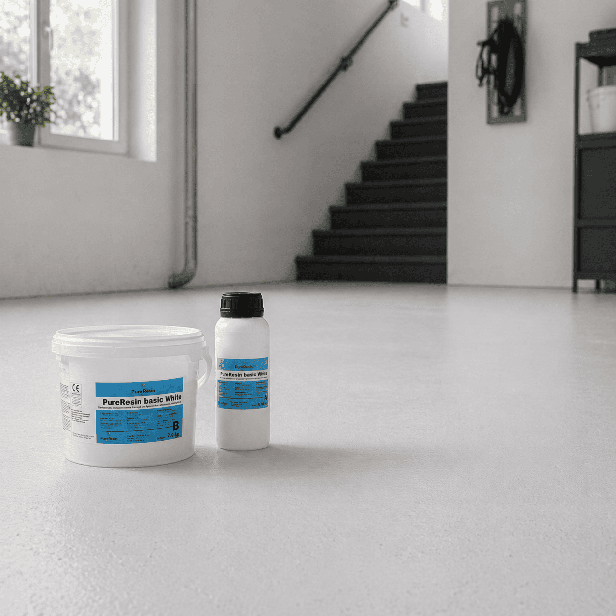 Ein weiß, blauer und eine weiß, blaue Plastikflasche der Epoxidharz Grundierung stehen nebeneinander in einem weißen modernen Raum