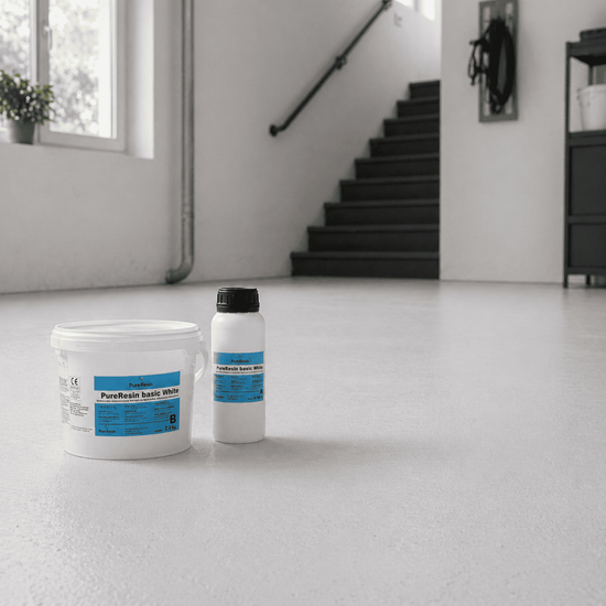 Ein weiß, blauer und eine weiß, blaue Plastikflasche der Epoxidharz Grundierung stehen nebeneinander in einem weißen modernen Raum