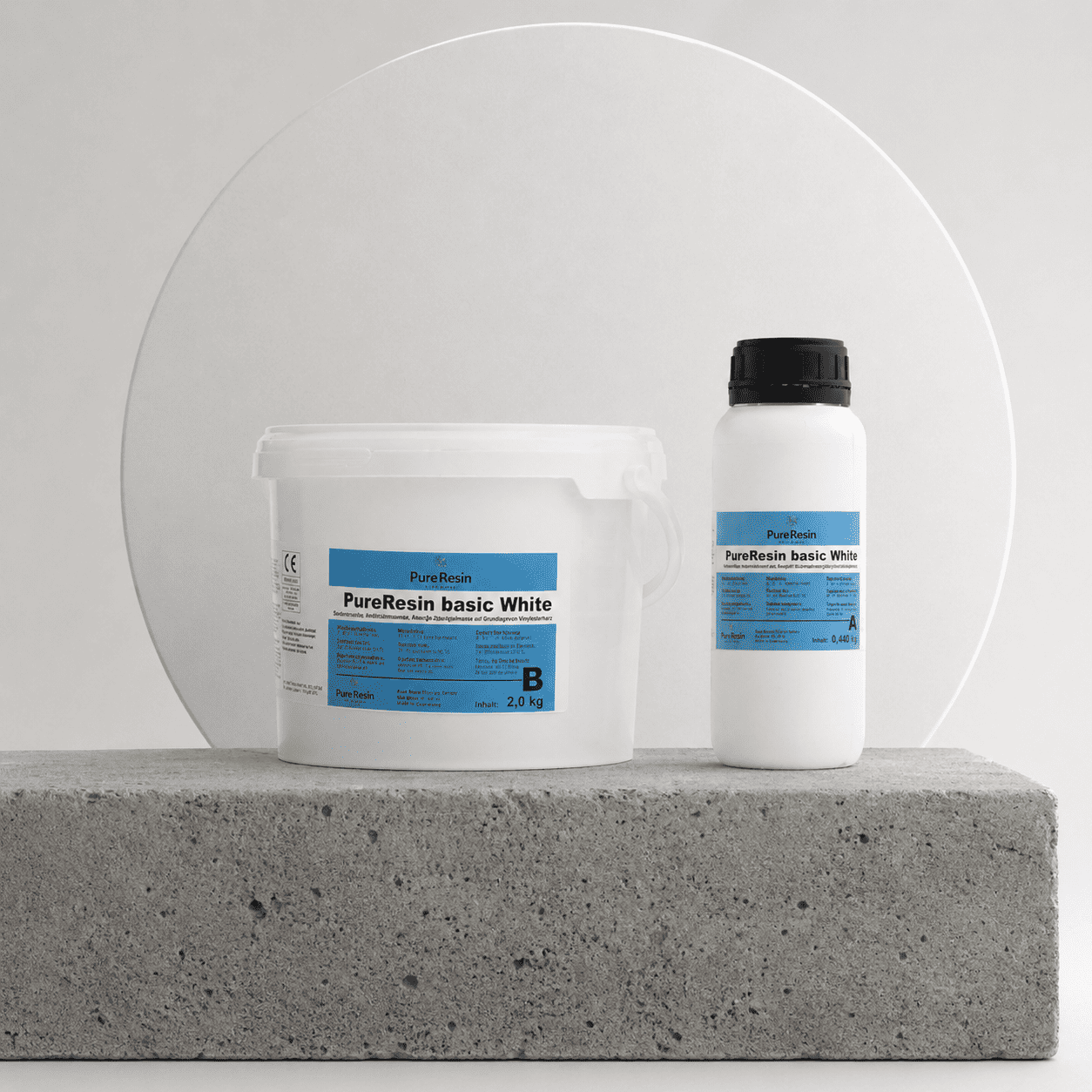 Ein weiß, blauer und eine weiß, blaue Plastikflasche der Epoxidharz Grundierung stehen nebeneinander auf Beton mit einem weißen Kreis im Hintergrund