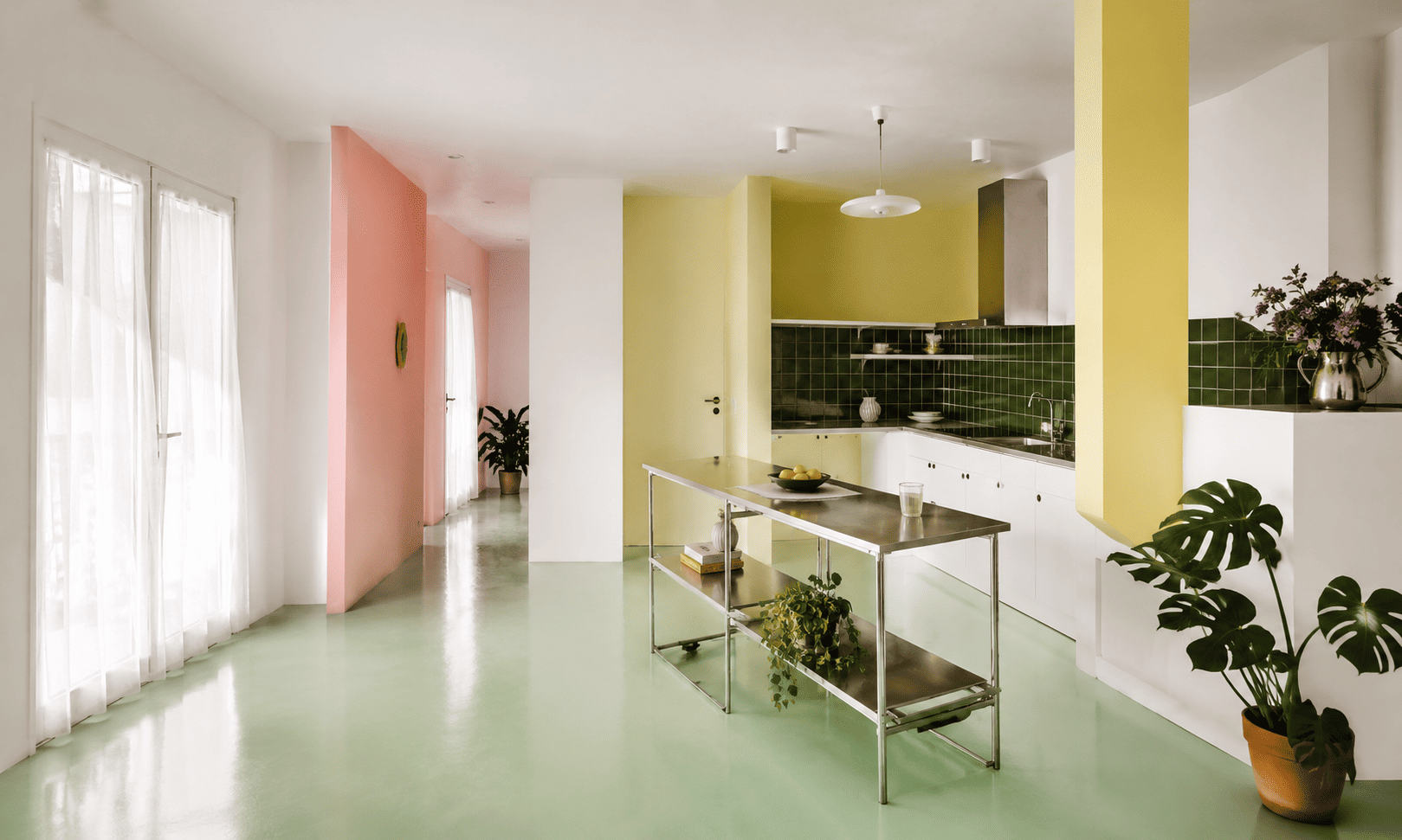 Moderne Küche mit fugenlosem mintgrünem PU-Harzboden, farbenfroher Raumgestaltung und individuellem Designkonzept.