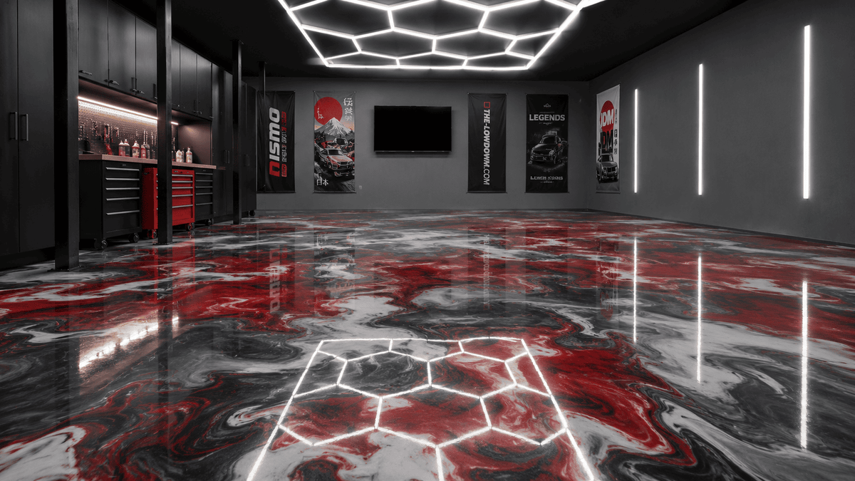 Garage mit glänzendem Epoxidharz-Designboden in Rot, Schwarz und Weiß, Hexagon-Beleuchtung und modernem Tuning-Showroom-Look