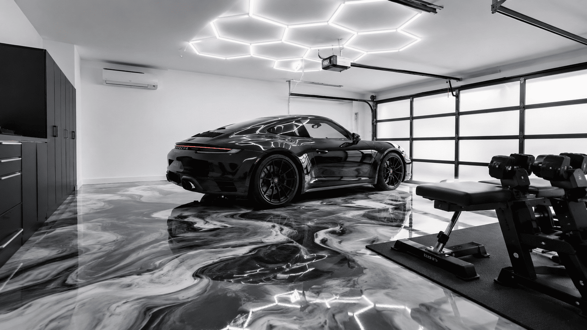 Moderne Garage mit schwarz-weiß marmoriertem Epoxidharz-Designboden, schwarzem Sportwagen, Hexagon-Beleuchtung und Fitnessbereich