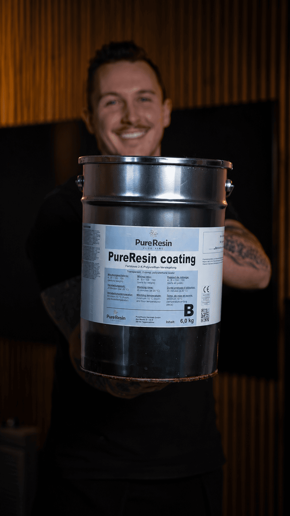 Partner präsentiert Pure Resin Coating Versiegelung für langlebige, transparente Epoxidharz-Bodenbeschichtungen nach dem Workshop.