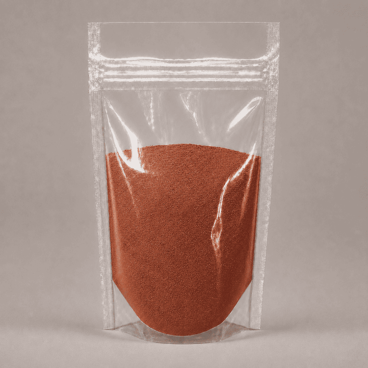 Kaffeebraunes Pulver in durchsichtiger Plastik Verpackung