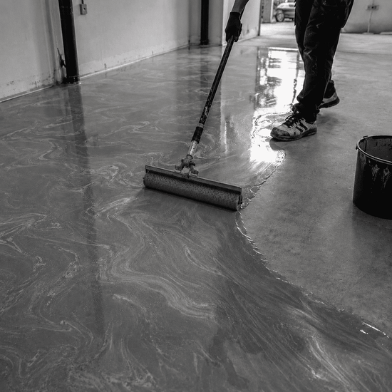Verarbeitung eines Light Grey Metallic-Epoxidharzbodens mit Entlüftungswalze für gleichmäßige silbergraue Marmorierung und glänzende Oberfläche.